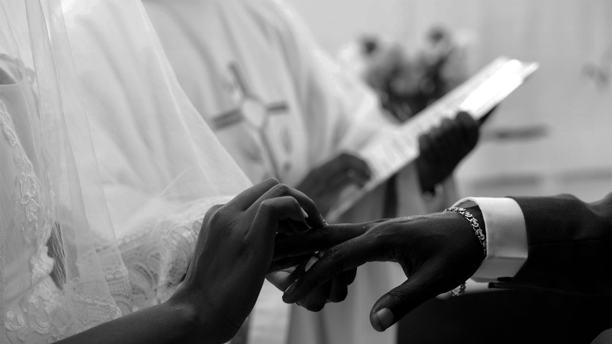 mani sposi scambio fedi con parroco